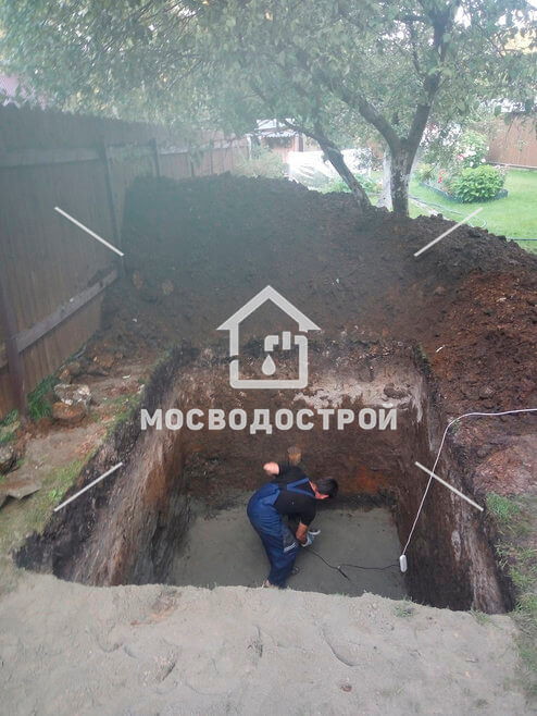 копка котлована для монтажа погреба под ключ в загородном доме
